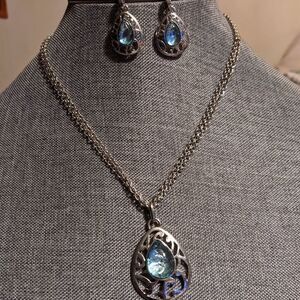 Silvertone medallion w/blue irredecant crystal necklace earrings